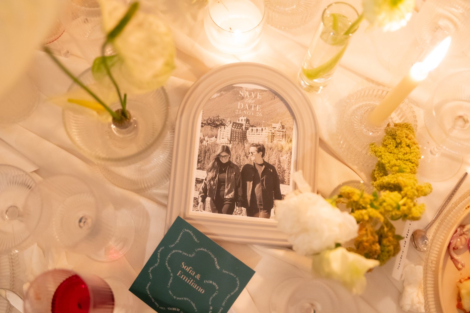 Save the date de Sofía y Emiliano sobre la mesa